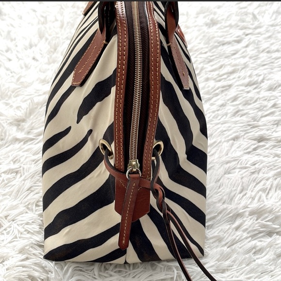 SOLD-Dooney Bourke Safari Zebra Print Tote - Picture 5 of 8